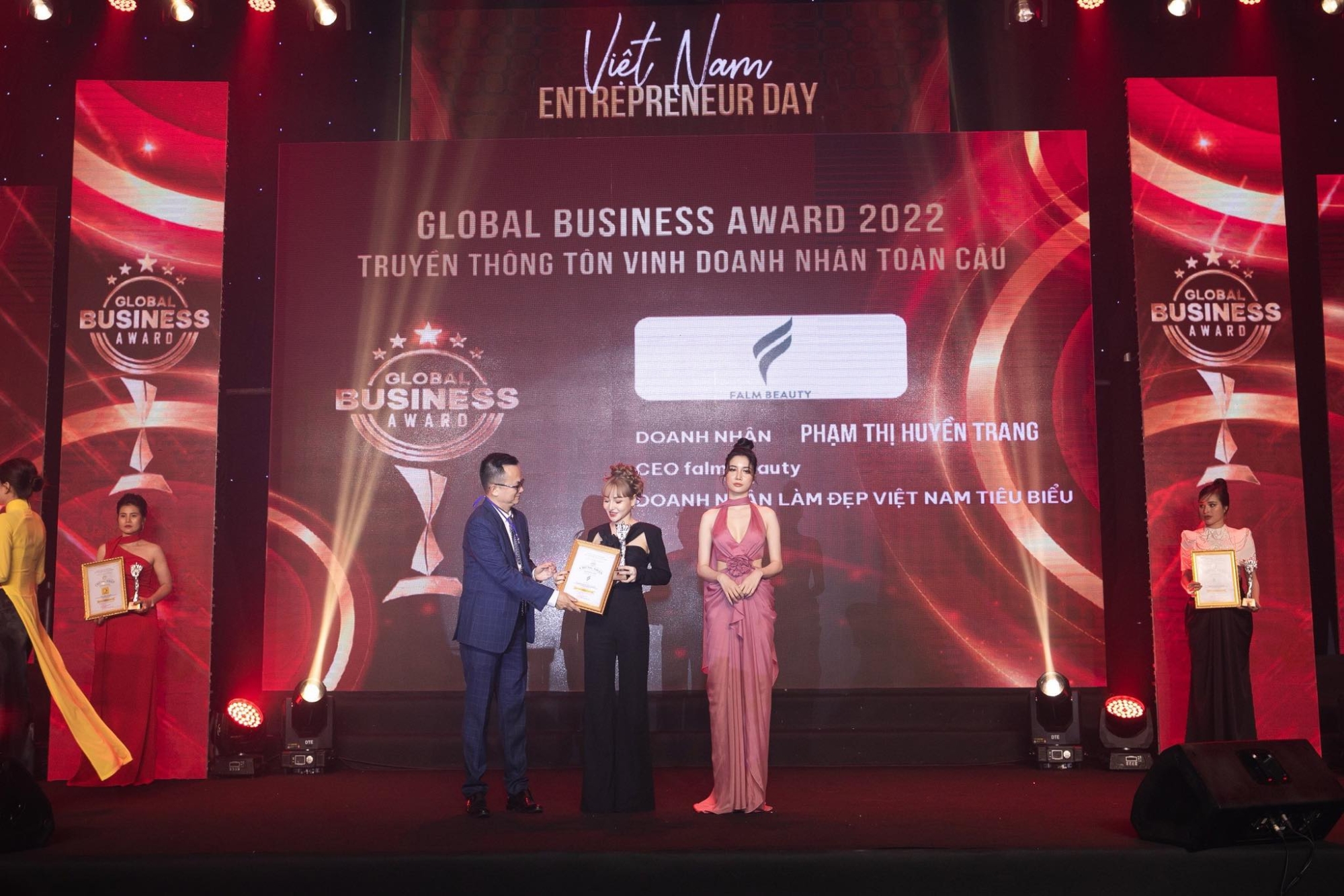 CEO Falm Beauty Premium – Phạm Thị Huyền Trang đạt doanh hiệu doanh nhân xuất sắc toàn cầu